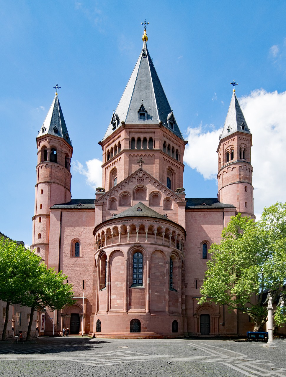 La Catedral de Maguncia es una de las Catedrales románicas más importantes de Europa. MAGUNCIA MAINZ CRUCEROS FLUVIALES CRUCEROS RIN CRUCEROS MOSELA CRUCEROS RHIN Y MOSELA CRUCEROS RIN Y MOSELA #Rin #CrucerosRin #RhineCruises #Creuers #Bidaiak #CrucerosFluviales #RiverCruises #MoselleCruises #CrucerosMosela